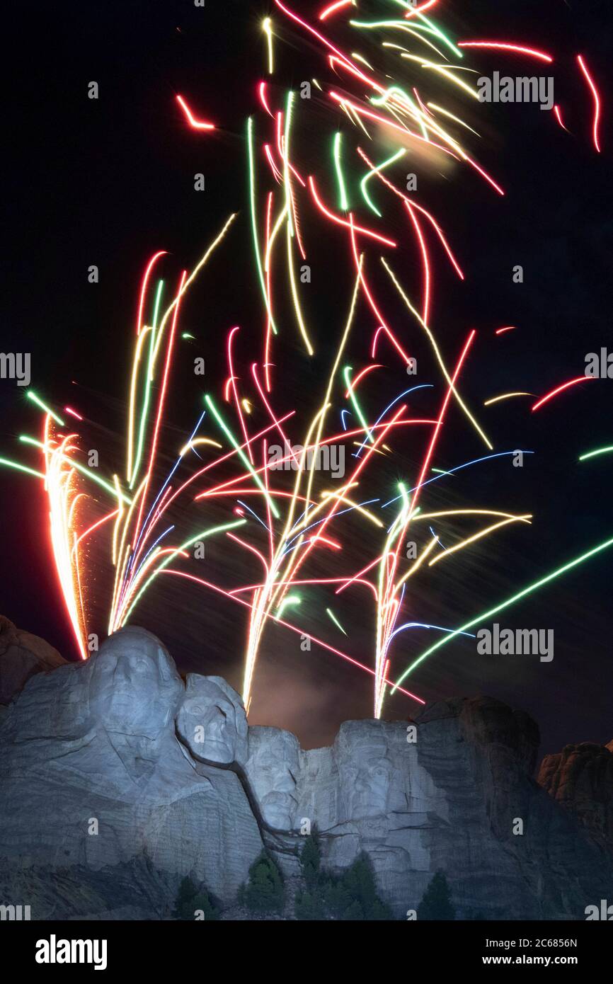 Fuochi d'artificio esplodono sulle colossali facce scultoree del Mount Rushmore National Memorial durante il saluto all'America 3 luglio 2020 a Keystone, South Dakota. Foto Stock