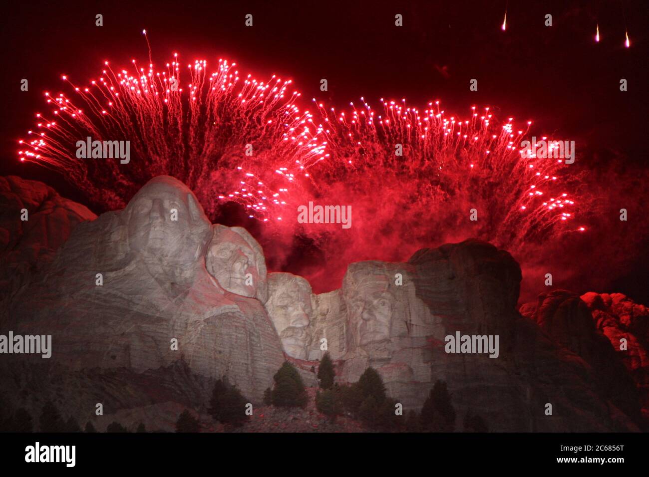 Fuochi d'artificio esplodono sulle colossali facce scultoree del Mount Rushmore National Memorial durante il saluto all'America 3 luglio 2020 a Keystone, South Dakota. Foto Stock