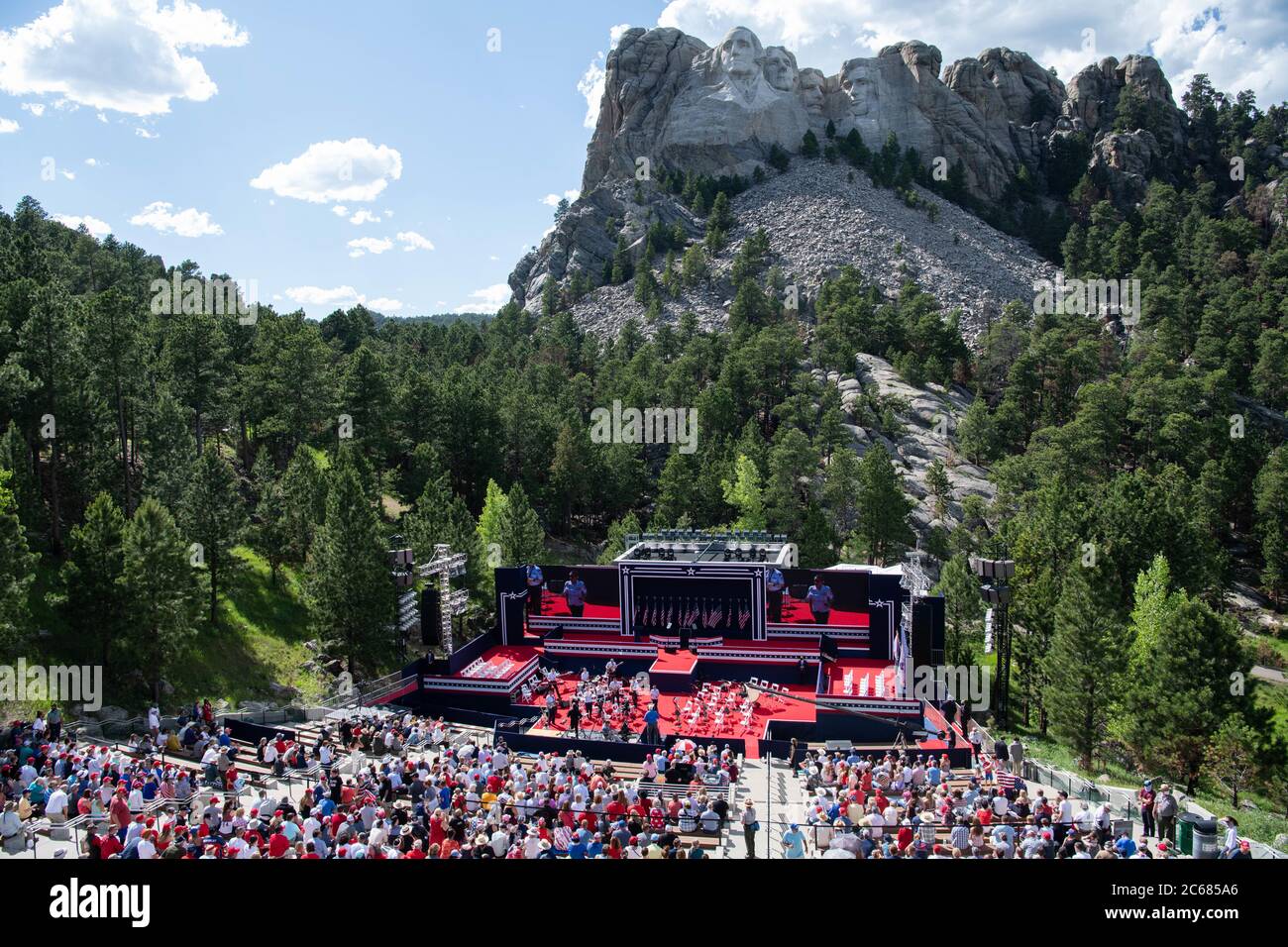 Le folle si riuniscono per il saluto all'America al Mount Rushmore National Memorial 3 luglio 2020 a Keystone, South Dakota. Foto Stock