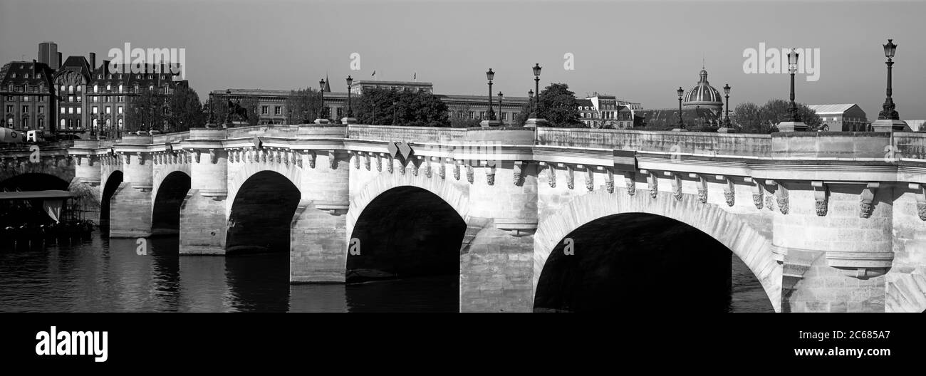 Pont Neuf Bridge e Senna, Parigi, Francia Foto Stock
