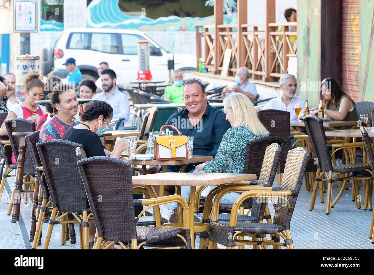 Punta Umbria, Huelva, Spagna - 3 luglio 2020: Persone sedute in terrazza di un bar e caffetteria in via calle Ancha di Punta Umbria Foto Stock