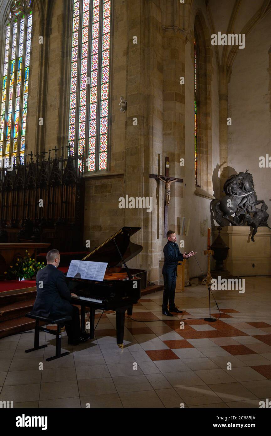 Registrazione del concerto benefico per la festa di San Cirillo e Metodio. Foto Stock