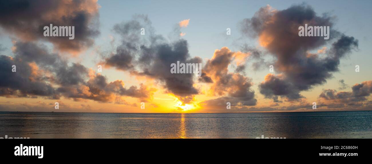 Vista del tramonto sulla laguna di Aitutaki, Aitutaki, Isole Cook Foto Stock