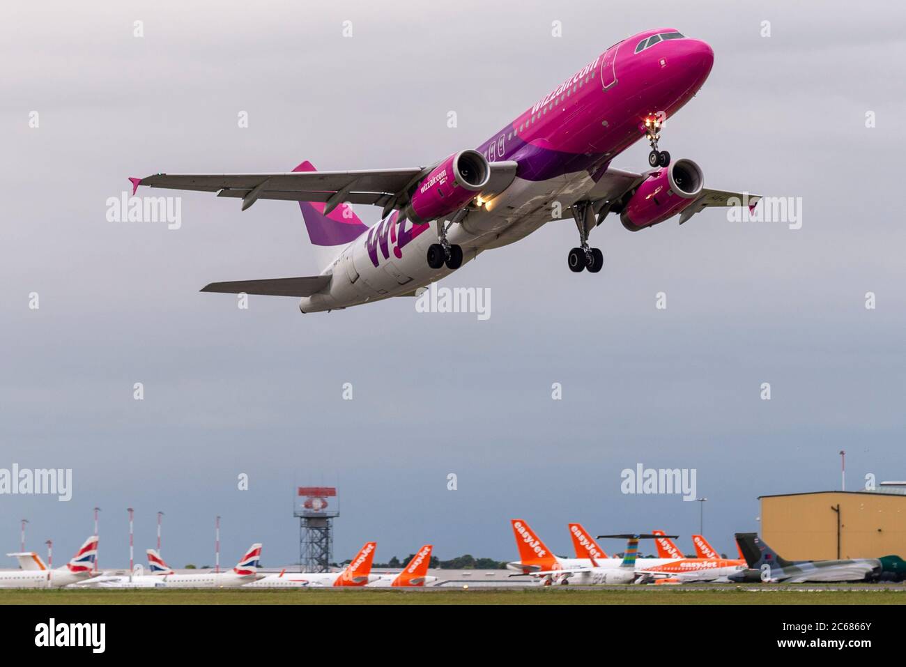 Primo servizio di linea aerea Wizz Air dall'aeroporto di Southend, Essex, Regno Unito, dal COVID-19 Coronavirus verso Bucarest. Sopra easyJet Jets Foto Stock