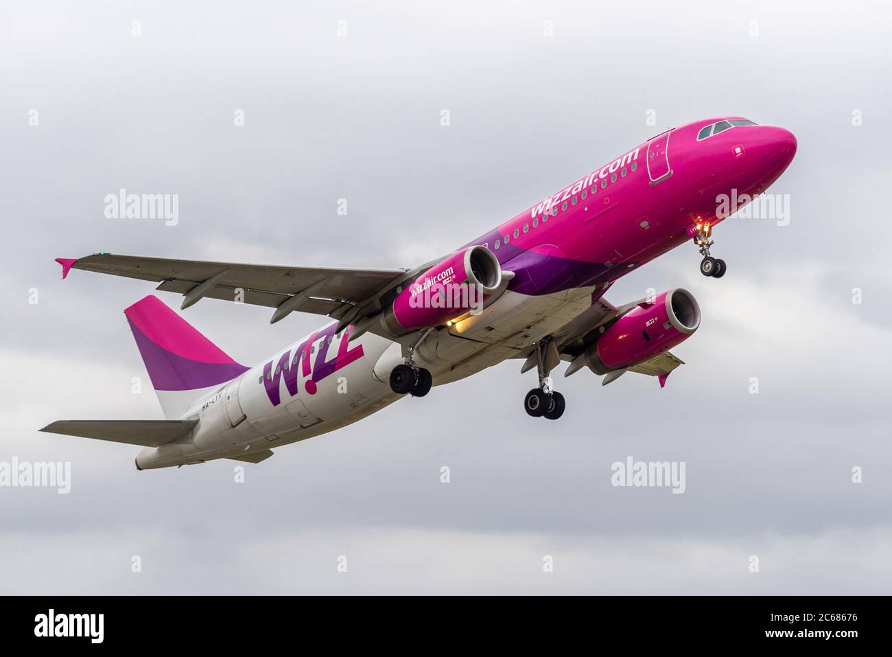 Primo servizio di linea aerea Wizz Air dall'aeroporto di Southend, Essex, Regno Unito dal blocco COVID-19 di Coronavirus, diretto a Bucarest, in cielo nuvoloso Foto Stock