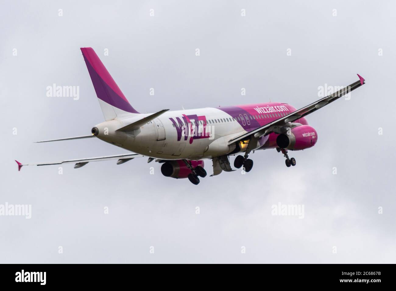 Primo servizio di linea aerea Wizz Air dall'aeroporto di Southend, Essex, Regno Unito dal blocco COVID-19 di Coronavirus, diretto a Bucarest, in cielo nuvoloso Foto Stock