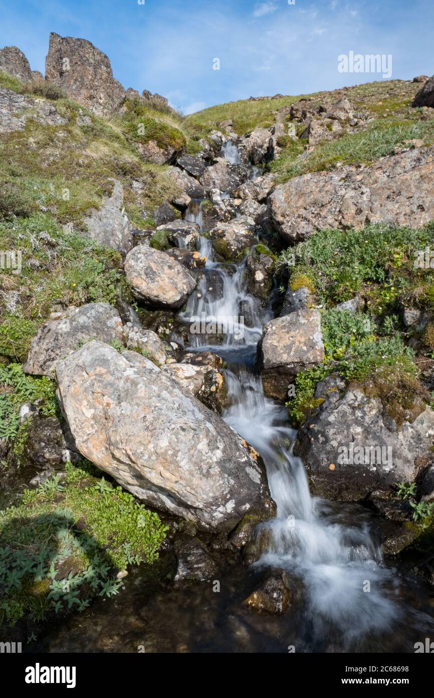 La sorgente di montagna si abbolla sulle piste alpine Foto Stock