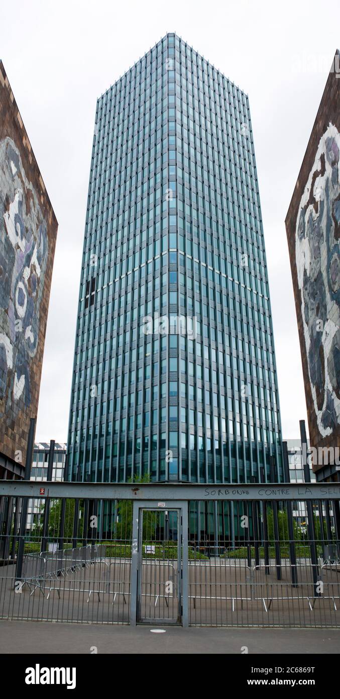 Università di Parigi (campus Jussieu) con Tour Jussieu, Parigi, Francia Foto Stock