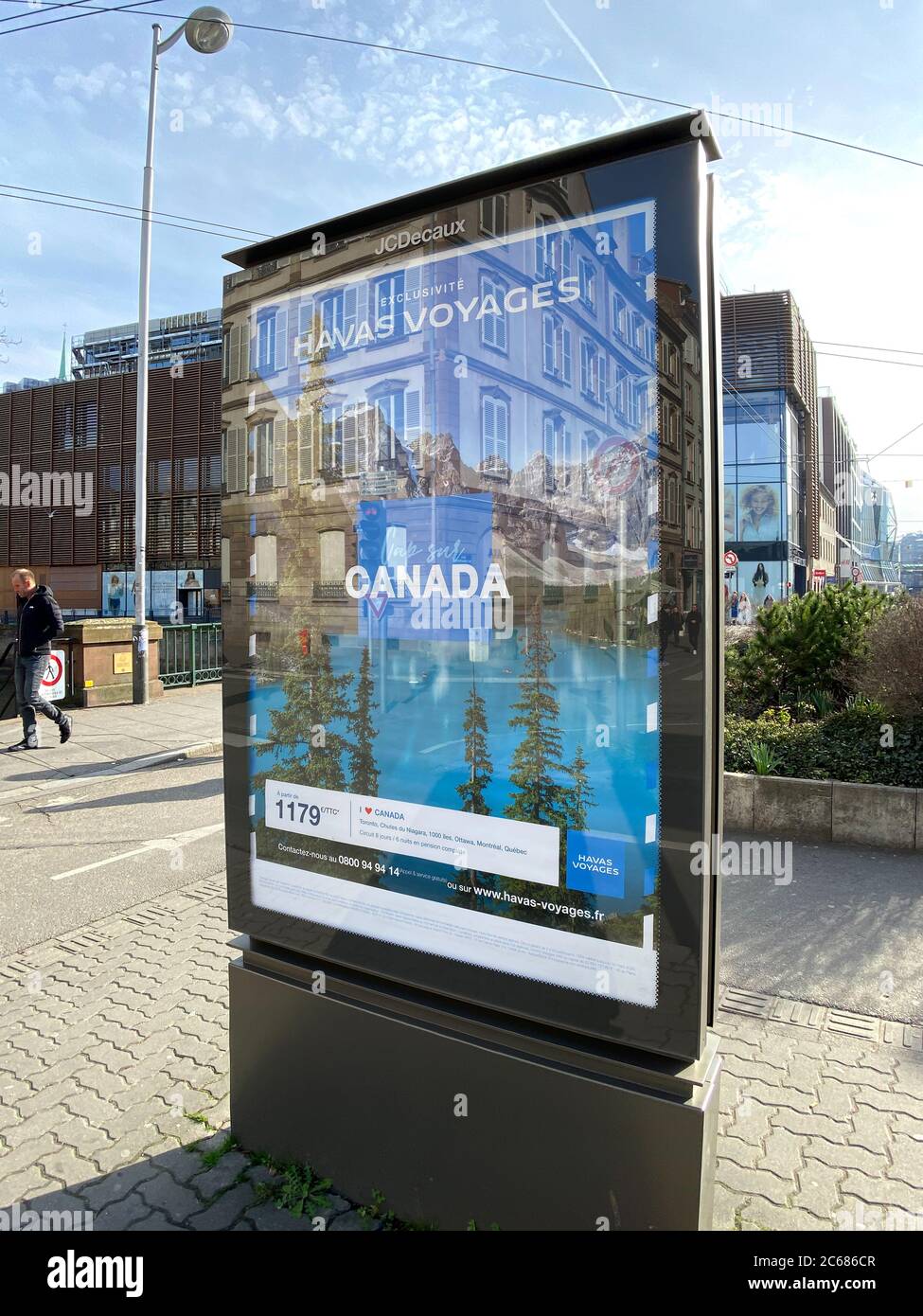 Strasburgo, Francia - 8 febbraio 2020: Havas Voyage pubblicità bordo nella città centrale con viaggio Canada pubblicità OOH Foto Stock