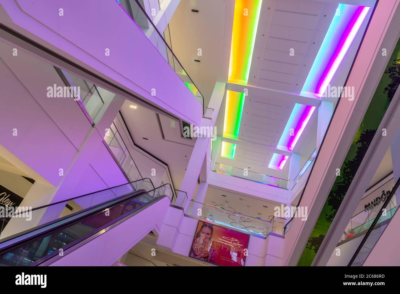 Colorato centro commerciale Foto Stock