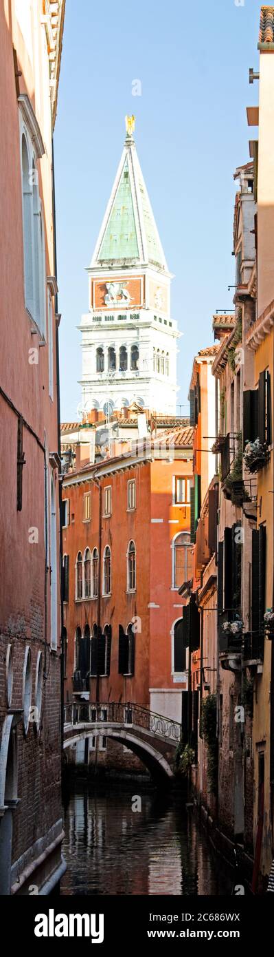 Vista sul canale laterale e sul Campanile, Venezia, Veneto, Italia Foto Stock