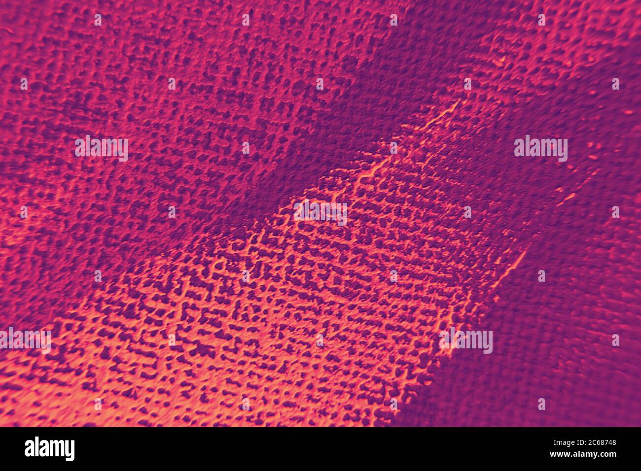 tratto di vernice rosso corallo su tela viola magenta, sfondo astratto colorato e luminoso Foto Stock