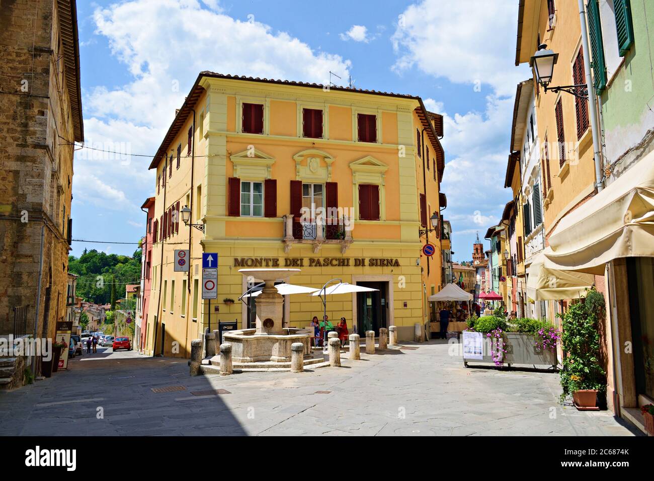 Paesaggio urbano del borgo medievale di Asciano in Toscana situato nel cuore delle Crete Senesi a Siena Foto Stock