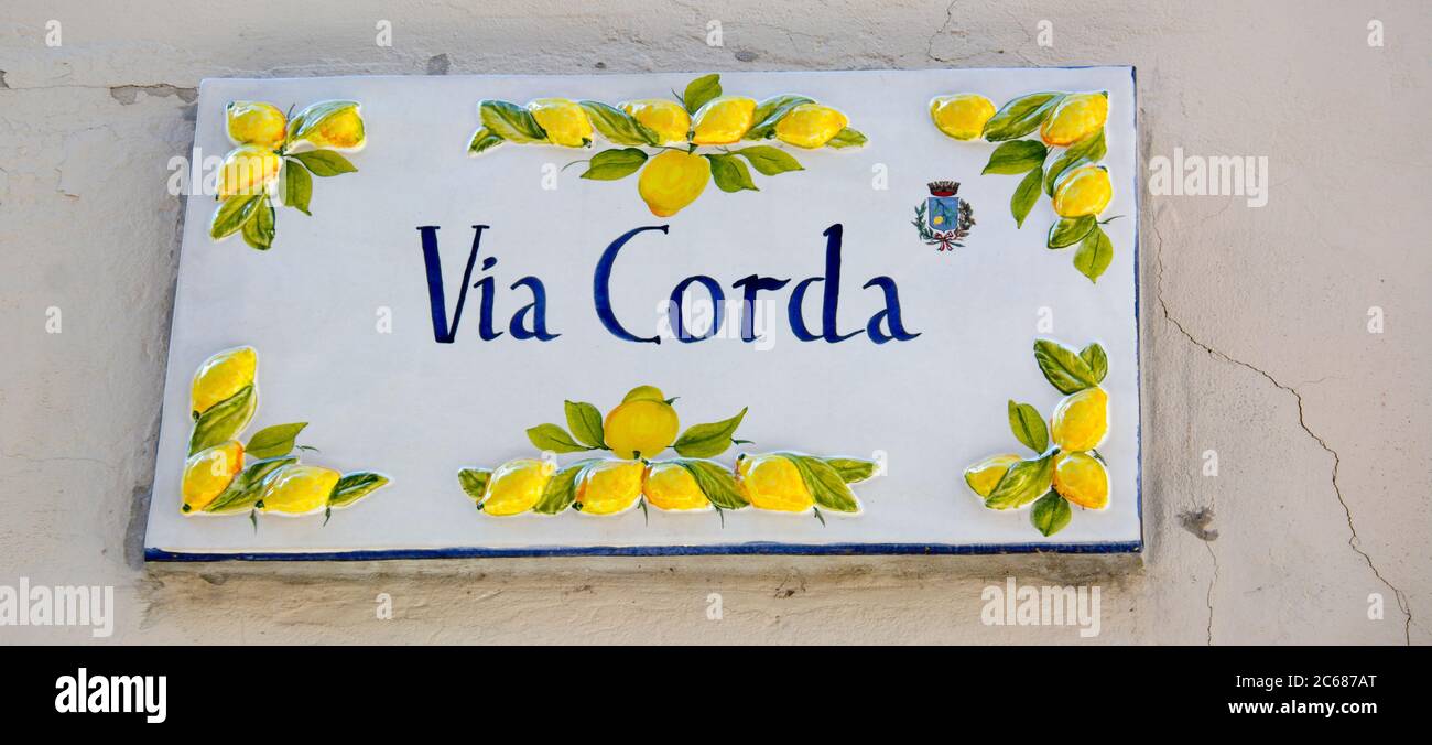Vista delle indicazioni stradali, Limone sulla Costa Ovest del Lago di Garda, Limone, Lombardia, Italia Foto Stock