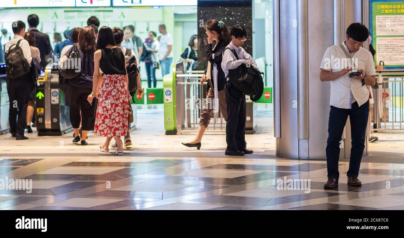 Pendolari che camminano rapidamente nella sezione interna della Stazione ferroviaria di Tokyo, Giappone. Foto Stock