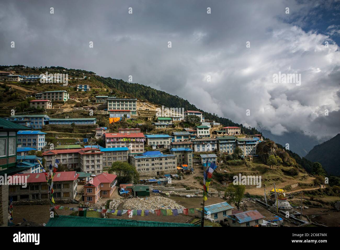 Il villaggio Sherpa di Namche Bazaar, lungo il sentiero per il Monte Everest. Foto Stock