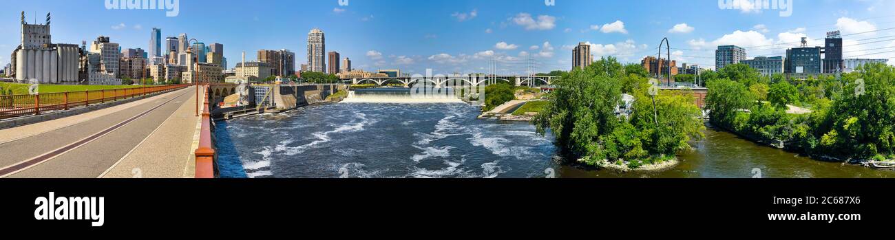 Vista panoramica del fiume e della città di Minneapolis Mill Power, Minnesota, Stati Uniti Foto Stock
