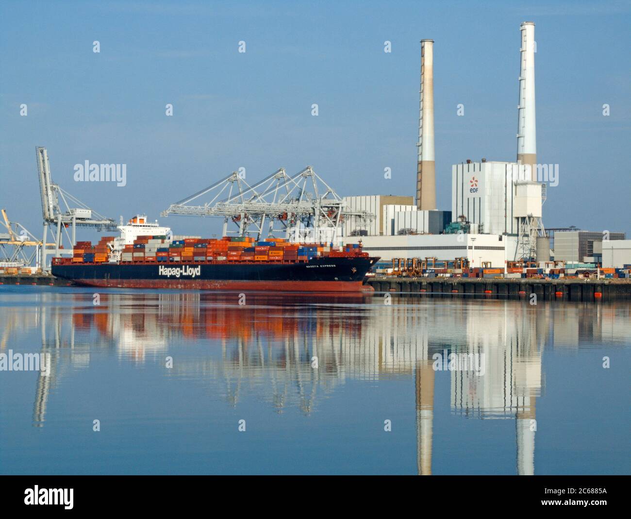 Nave containers Reflecting in Water, le Havre, Francia Foto Stock