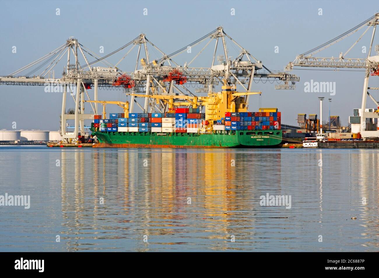 Nave containers che riflette in acqua, le Havre, Normandia, Francia Foto Stock