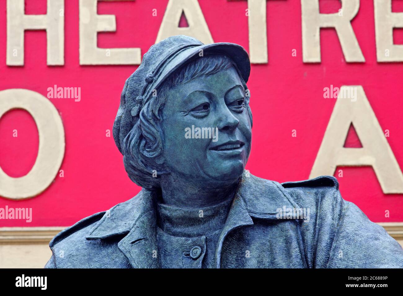 Statua di Joan Littlewood, Stratford Theatre, Londra, Inghilterra Foto Stock