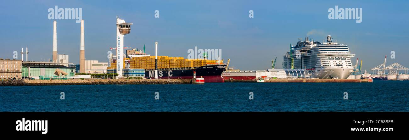 Nave container e nave da crociera ormeggiate nel porto, le Havre, Normandia, Francia Foto Stock