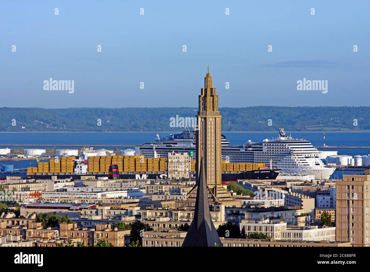 Paesaggio urbano con nave container e nave da crociera ormeggiata nel porto, le Havre, Normandia, Francia Foto Stock