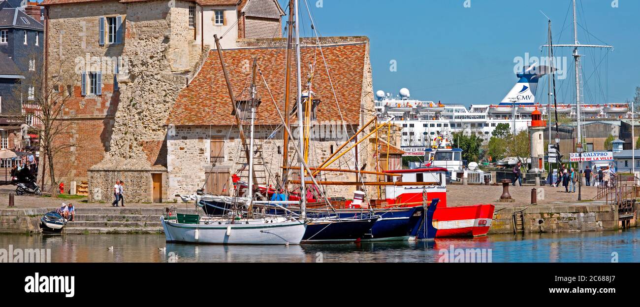 Barche a vela ormeggiate a Vieux Bassin e Lieutenance, Honfleur, Francia Foto Stock