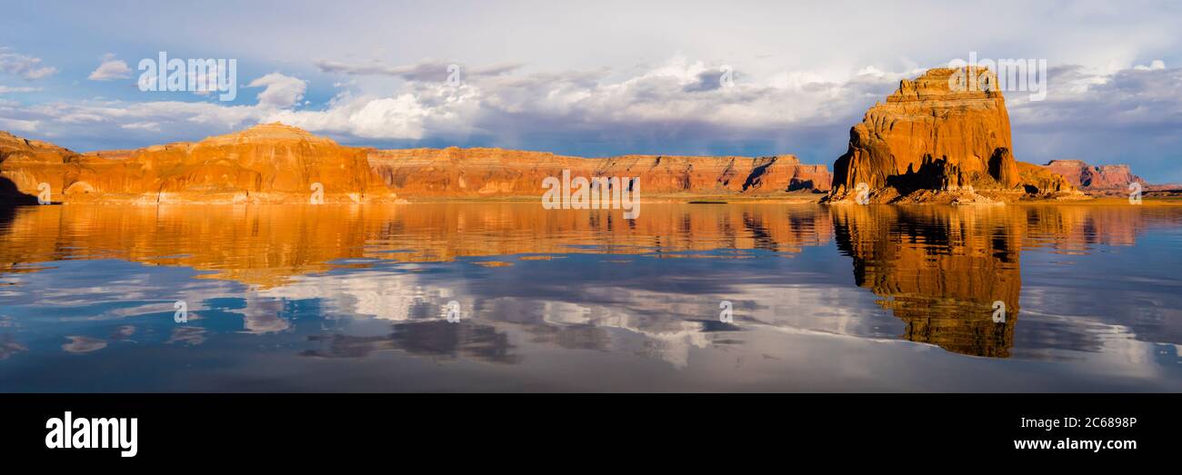 Vista di Gregory Butte e del lago, Glen Canyon National Recreation Area, Utah, USA Foto Stock