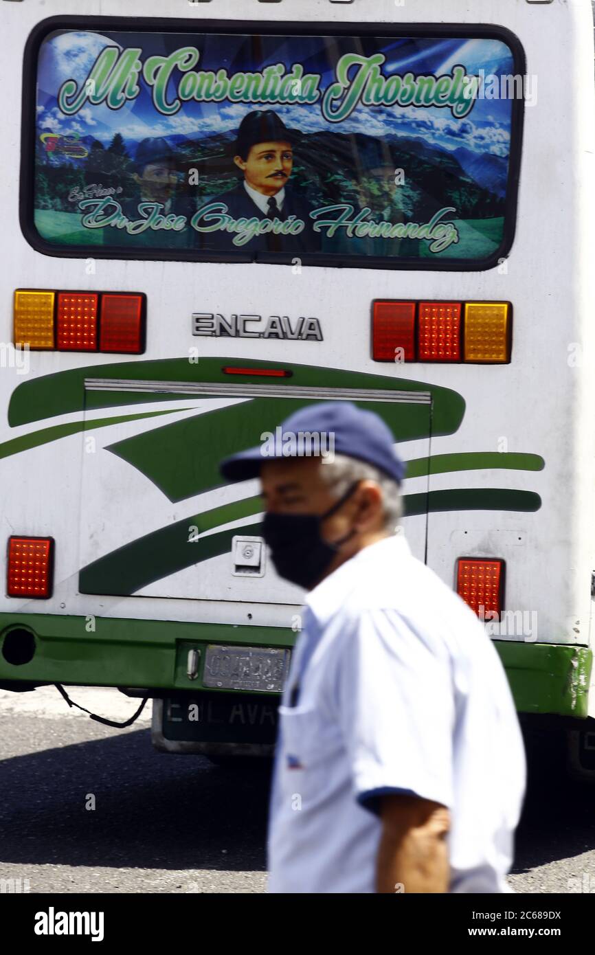 Valencia, Carabobo, Venezuela. 6 luglio 2020. 06 luglio 2020. Un uomo, indossando una maschera, cammina davanti ad un poster del beato venezuelano Jose Gregorio Hernandez, che è considerato dai credenti, come medico dei poveri, è attribuito un miracolo medico, riconosciuto dal Vaticano. Foto: Juan Carlos Hernandez. Credit: Juan Carlos Hernandez/ZUMA Wire/Alamy Live News Foto Stock