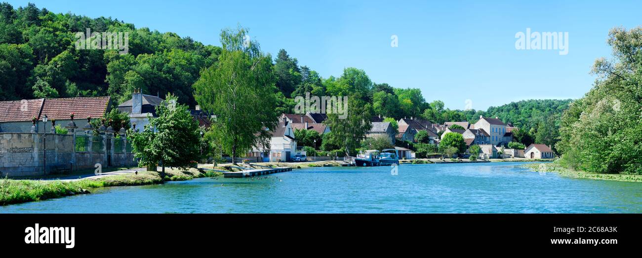 Vista panoramica del villaggio di Mailly la Ville sul fiume Yonne, Borgogna, Francia Foto Stock