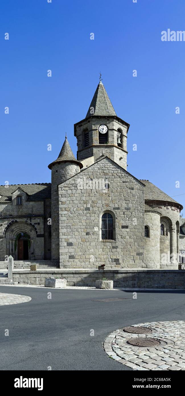 Vista della chiesa di Sainte Marie de Nasbinals nel villaggio di Nasbinals, Lozere, occitanie regione, Francia, Europa Foto Stock