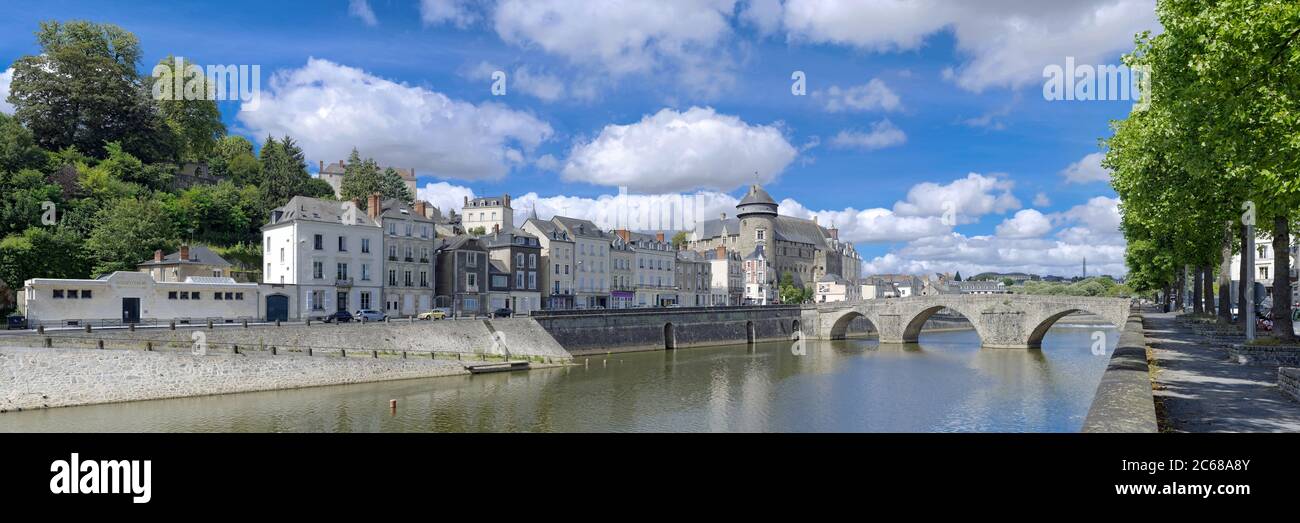 Antico castello visto dalle banche Mayenne, Laval, regione della Bretagna, Francia Foto Stock