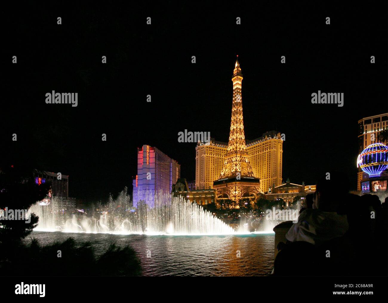 Bellagio Fountains e l'hotel e casinò Paris Las Vegas, Las Vegas, Nevada, USA Foto Stock