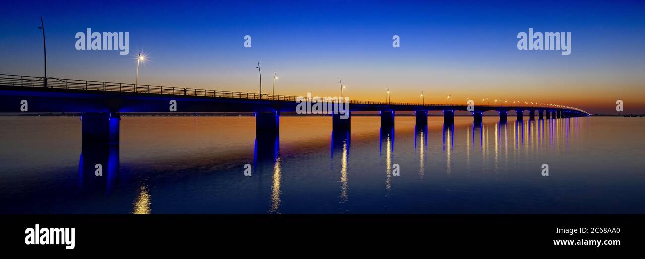 Ponte dell'Isola di Oleron al tramonto, Charente Maritime, Nuova regione Aquitania, Francia Foto Stock