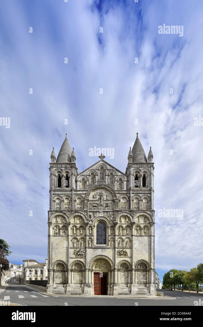 Cattedrale di Saint Pierre facciata, Angouleme, Charente Maritime, Nuova regione Aquitania, Francia Foto Stock