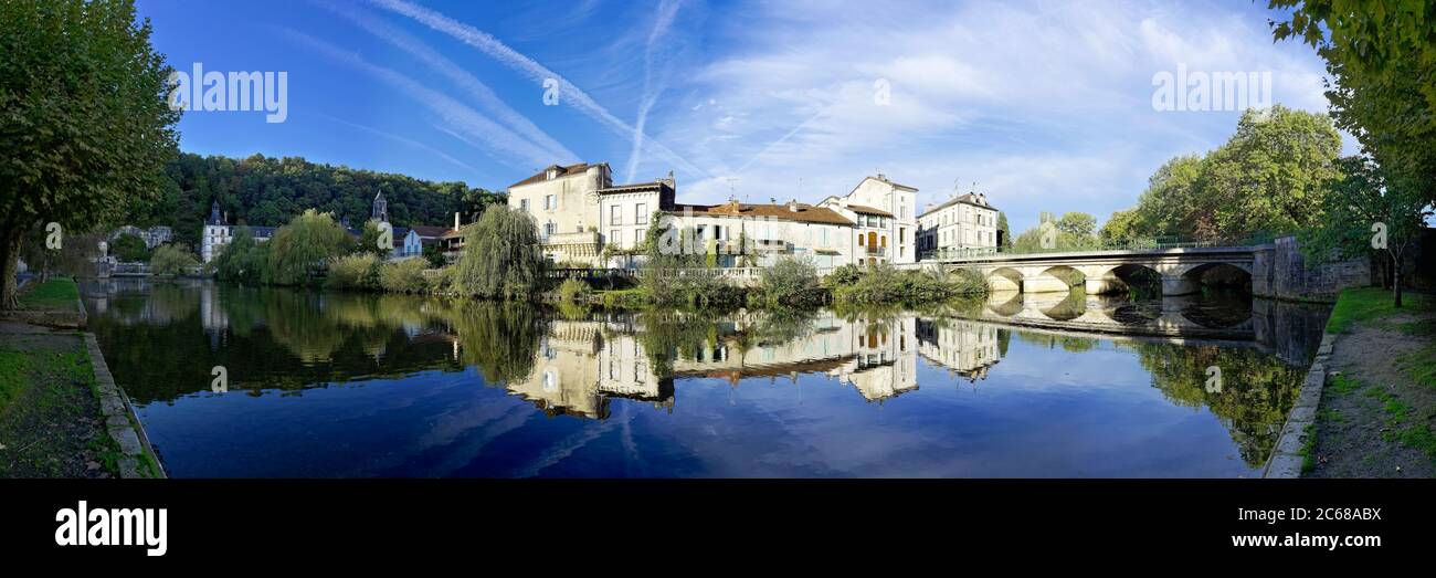 Abbazia di Saint Pierre visto dalle rive del fiume Dronne a Brantome, Dordogna, Nuova regione Aquitania, Francia Foto Stock