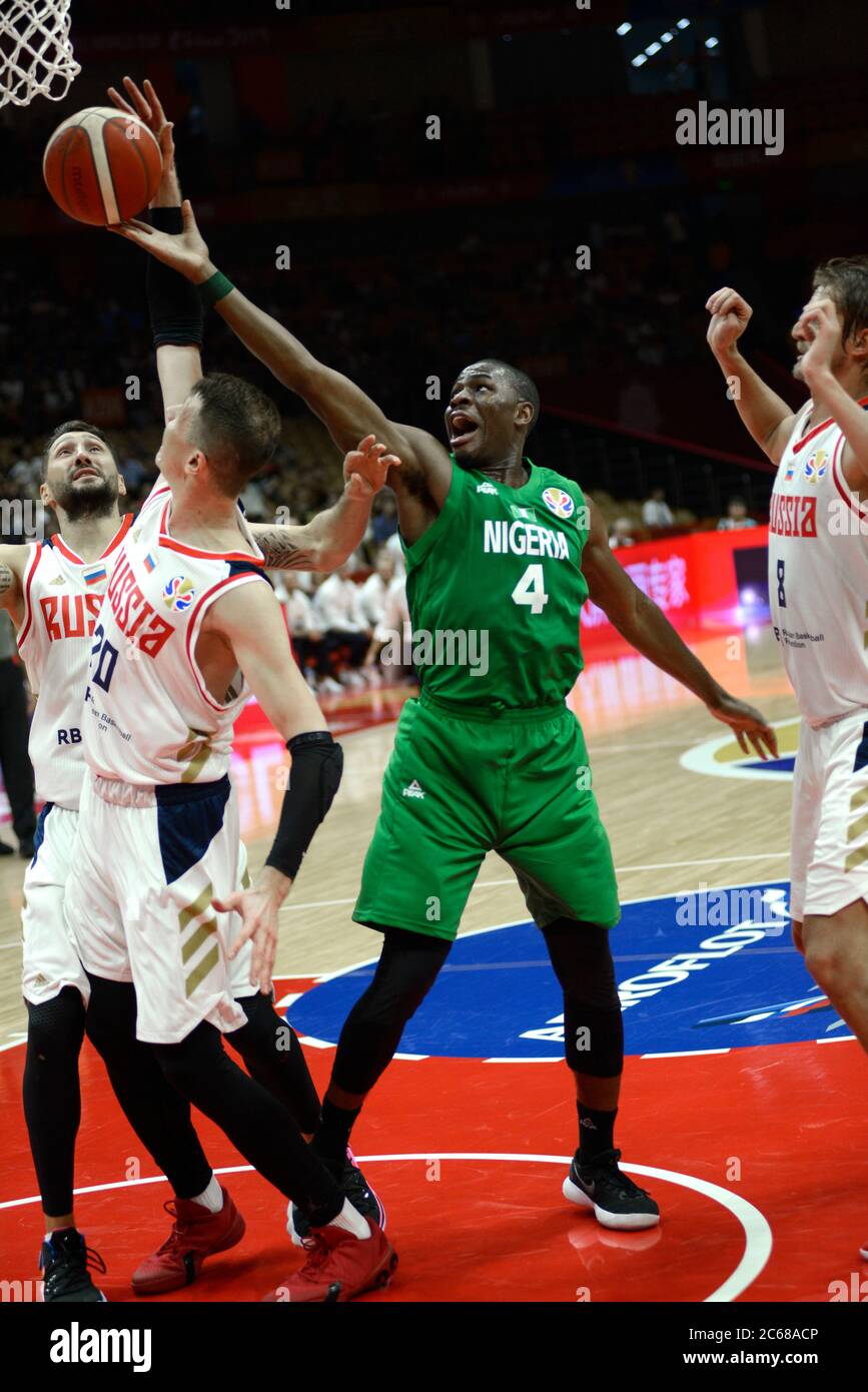 Ben Uzoh (Nigeria) punteggio contro la Russia. Pallacanestro FIBA World Cup Cina 2019. Primo Round Foto Stock