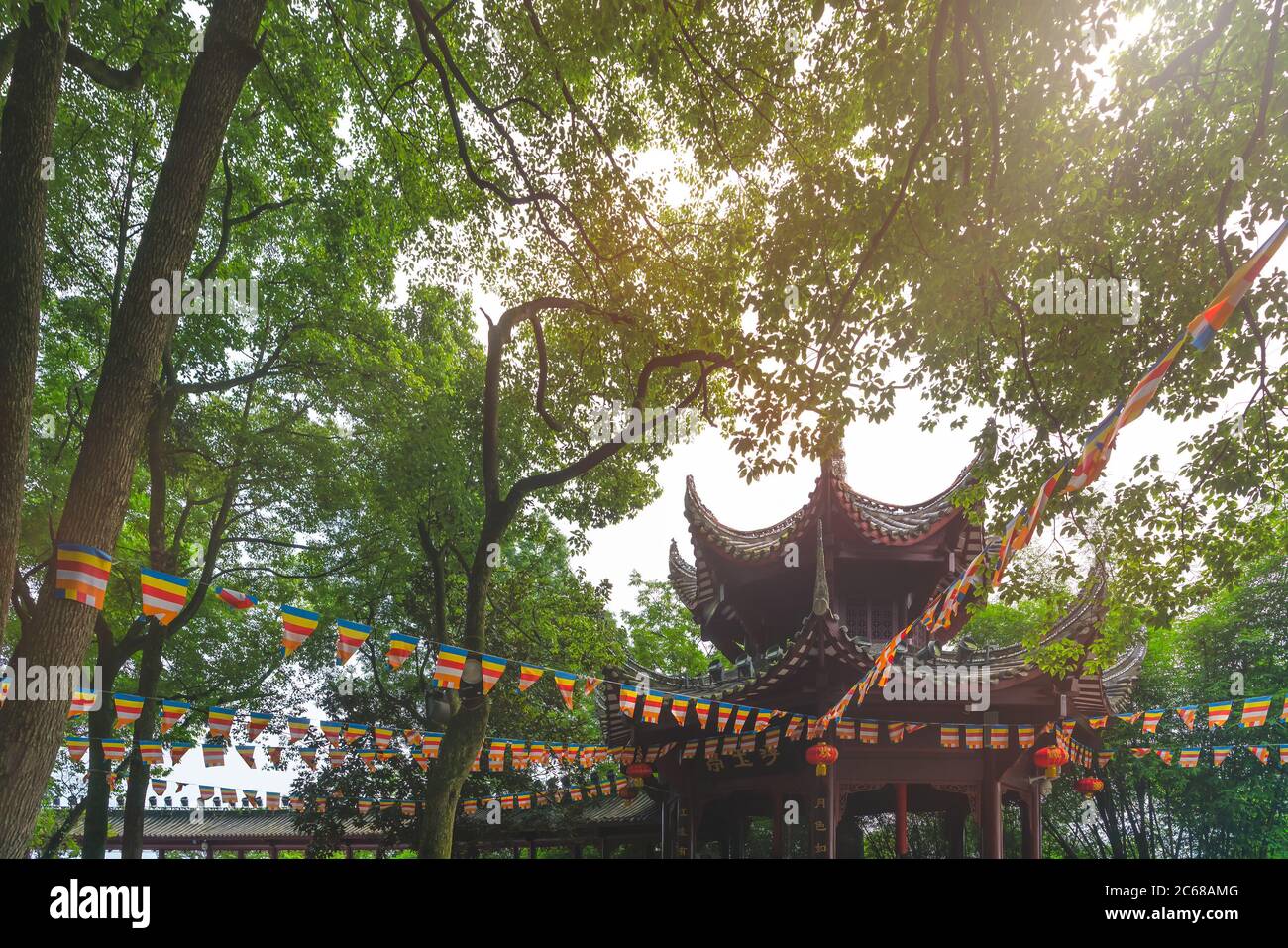 Leshan, Cina - Luglio 2019 : pagoda cinese in un parco di Buddha di Leshan in estate, provincia di Sichuan Foto Stock
