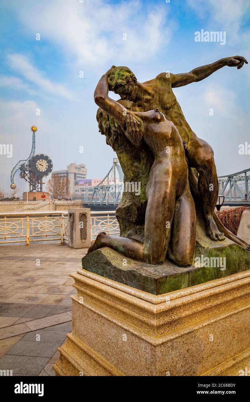 Tianjin, Cina - Gen 16 2020: Sculture di bronzo lungo il fiume Haihe vicino al Ponte della Liberazione (ponte di Jiefang) Foto Stock