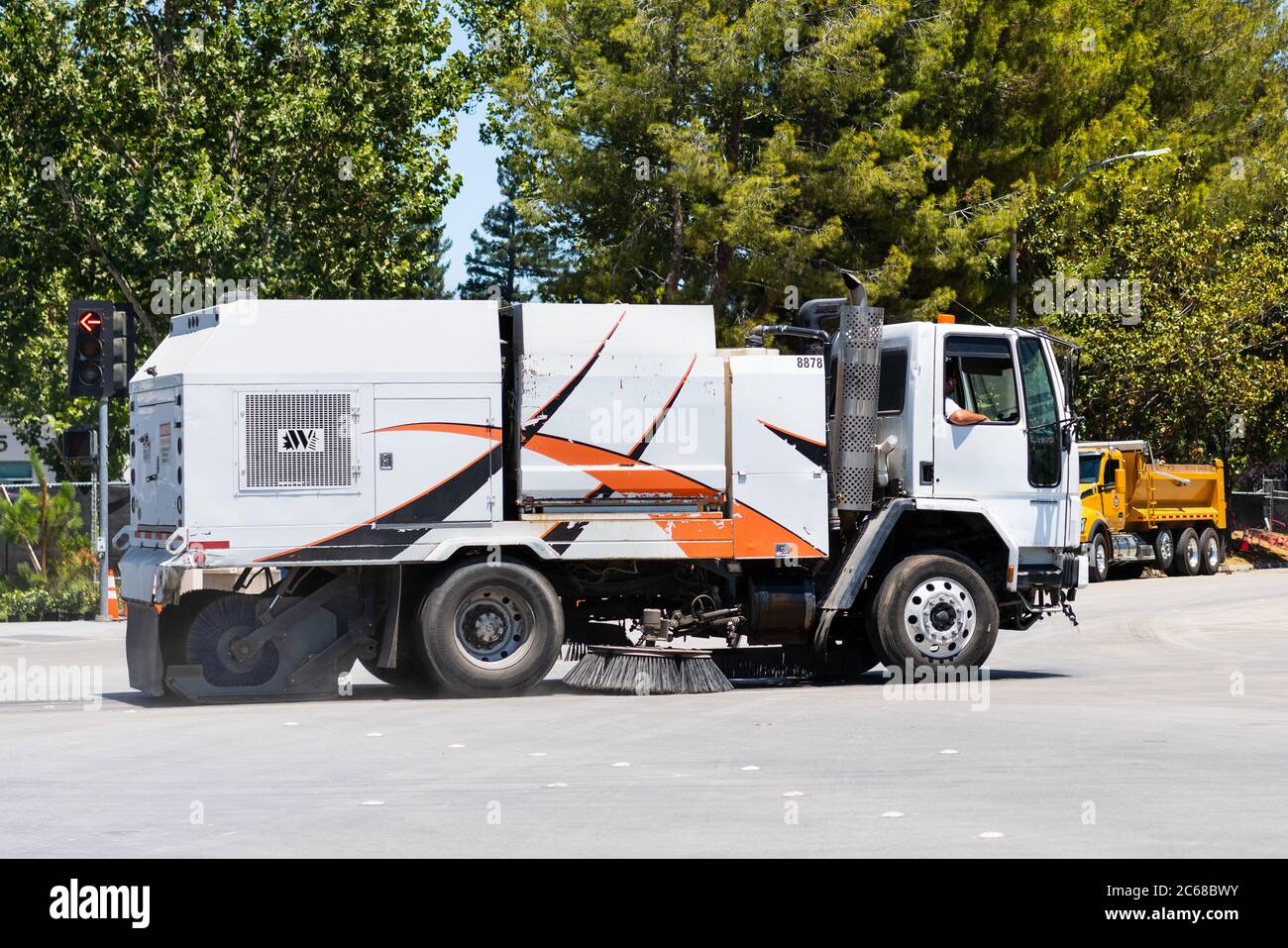 1 luglio 2020 Sunnyvale / CA / USA - macchina spazzatrice stradale operante nella zona sud della baia di San Francisco Foto Stock