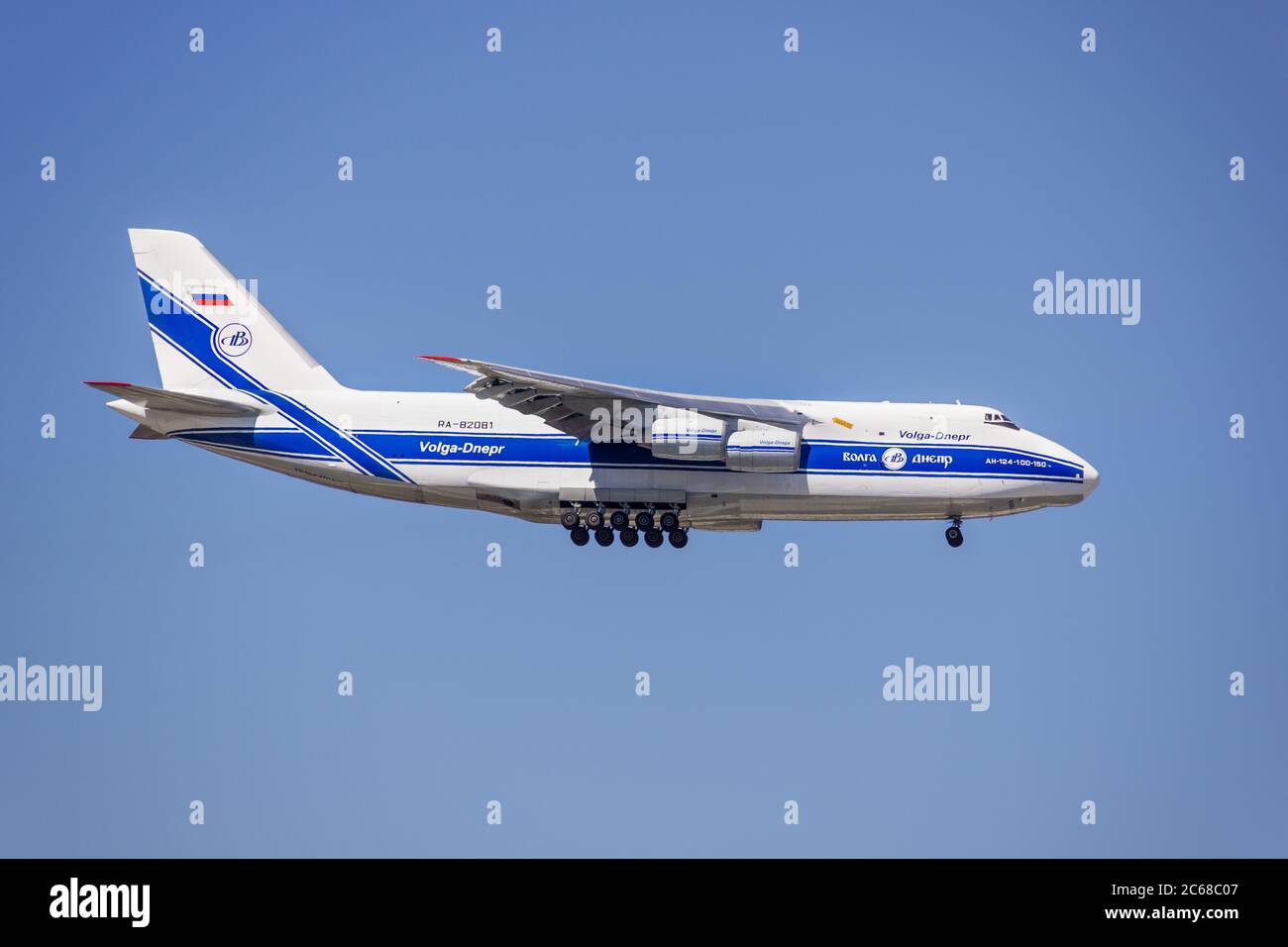 5 luglio 2020 Sunnyvale / CA / USA - Antonov AN-124 Russan aereo da carico, gestito da Volga-Dnepr Airlines, in preparazione per l'atterraggio a Moffett Airfield Foto Stock