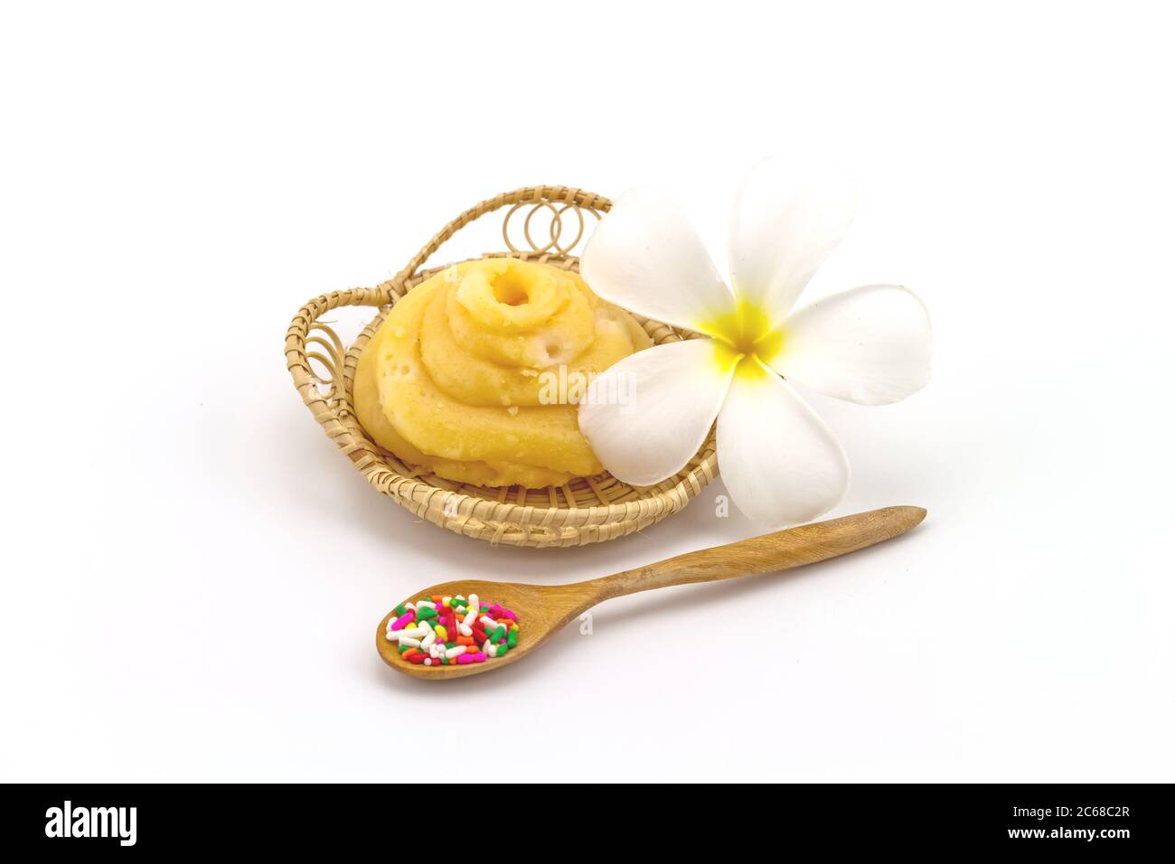 Palma Palmyra (Linn flabellier Borasso) La gelificazione di Palmae o lo zucchero di palma o di cocco, i fiori di frangipani spruzzano lo zucchero e il cucchiaio di legno in rattan Foto Stock