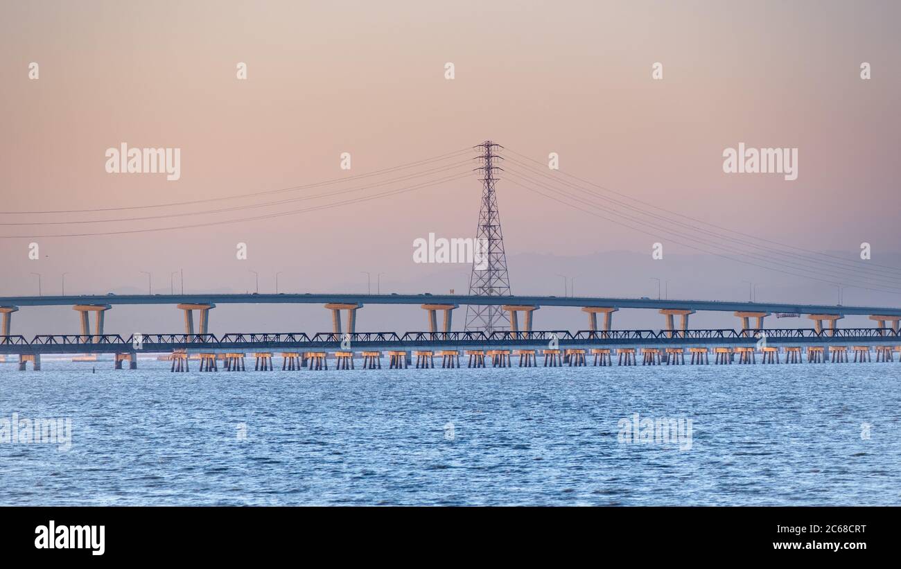 Vista al tramonto della parte rialzata del ponte Dumbarton e di una vecchia ferrovia che collega Fremont a Menlo Park, zona della baia di San Francisco, California Foto Stock