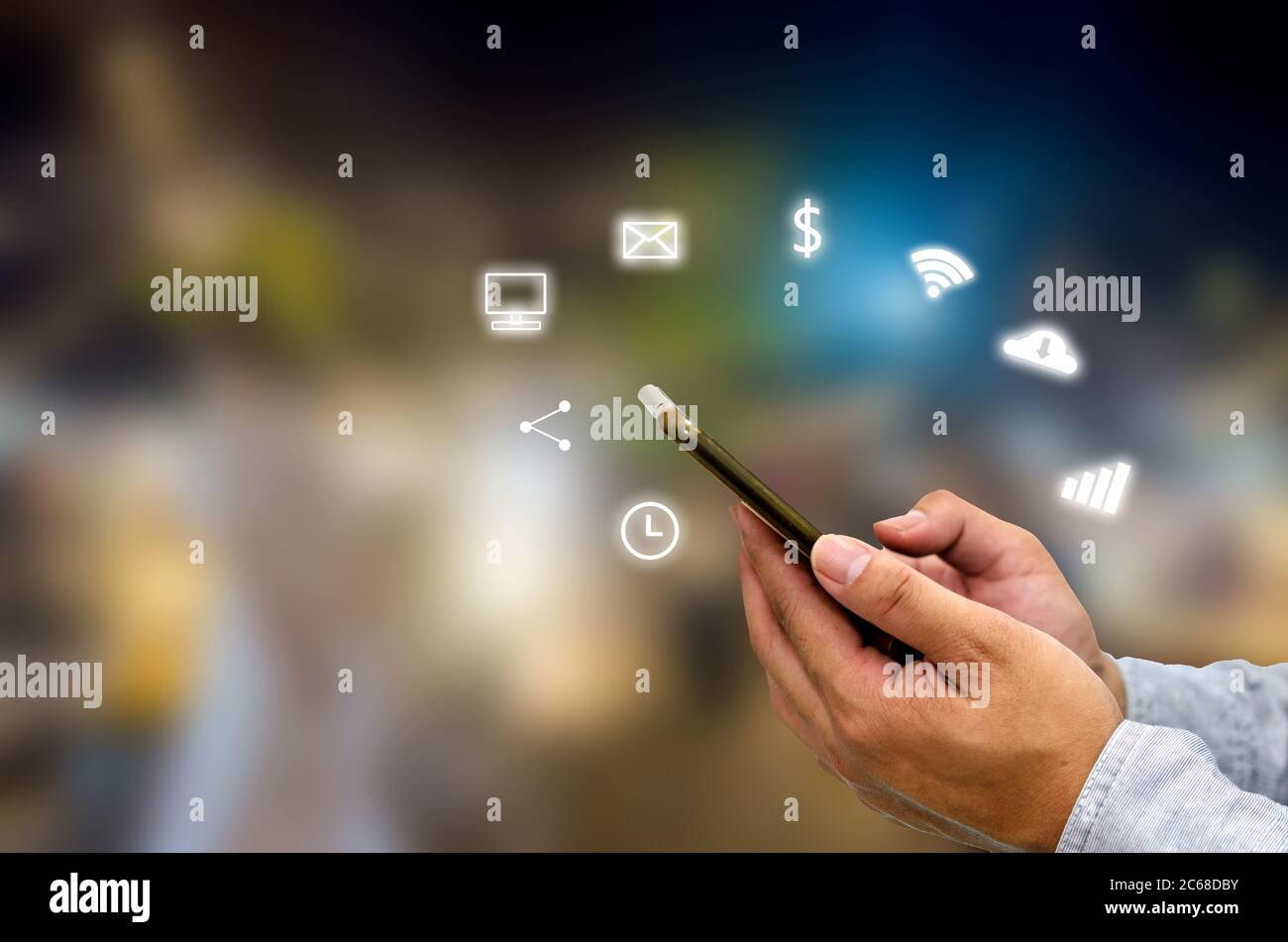 Smartphone con mani e icone. Uso a mano smartphone shopping online Social network concept.Network Comunicazioni, e-Commerce business. Foto Stock