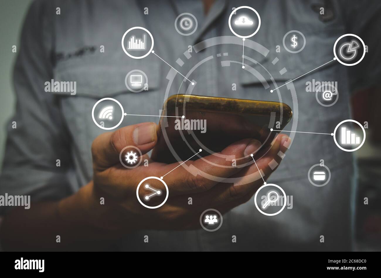 Mano d'affari utilizzando smartphone con icone concetto. Mano uso smartphone online shopping Social network concept.Digital marketing media network communi Foto Stock