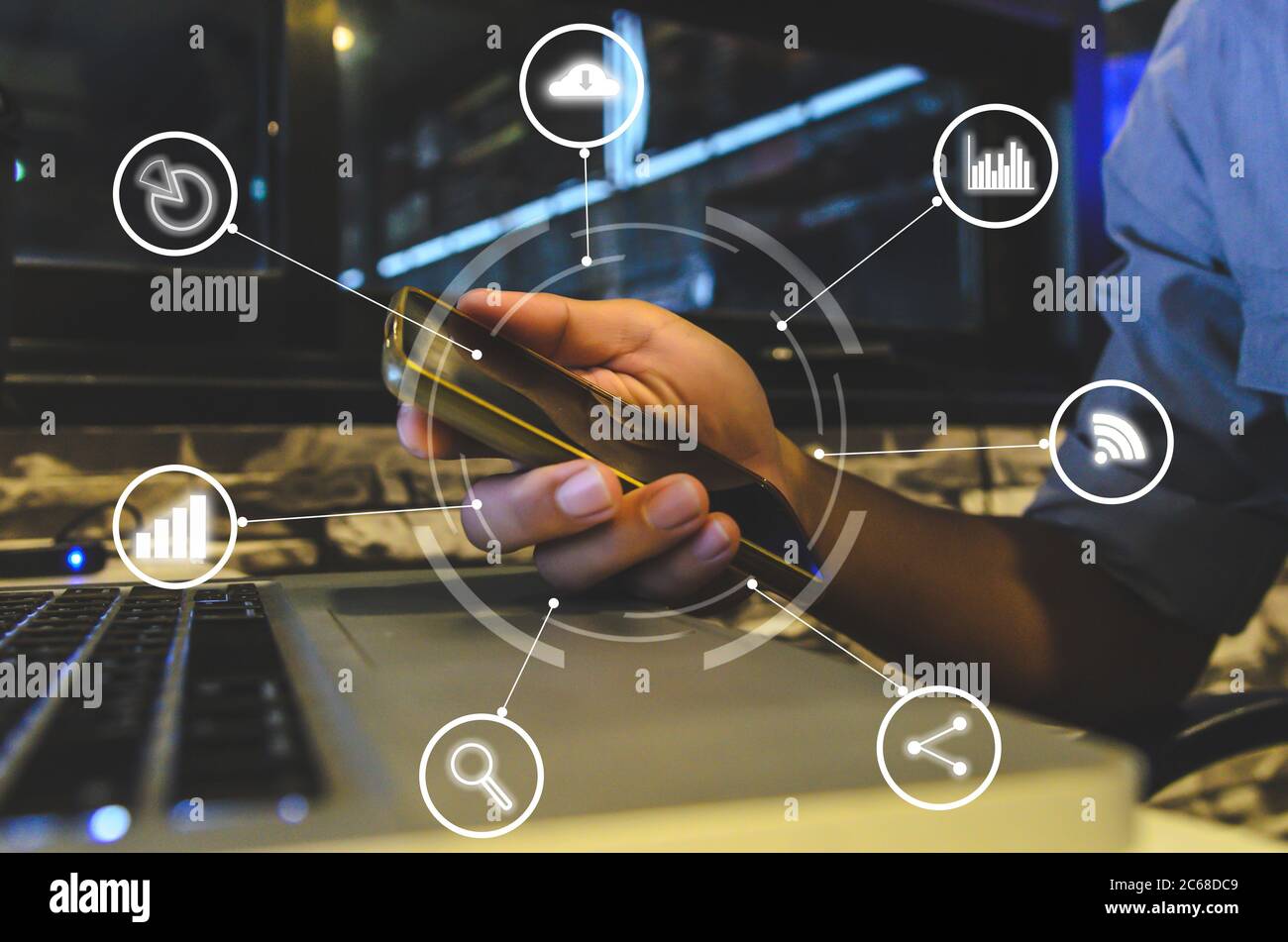 Mano d'affari utilizzando smartphone con icone concetto. Mano uso smartphone online shopping Social network concept.Digital marketing media network communi Foto Stock