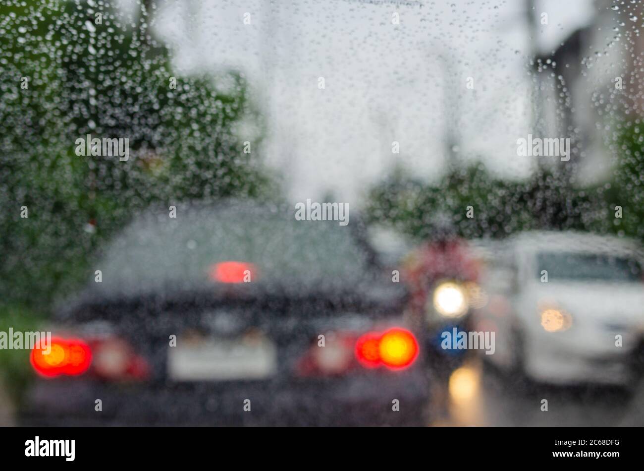 Sfocatura sfondo pioggia traffico inceppamento Foto Stock