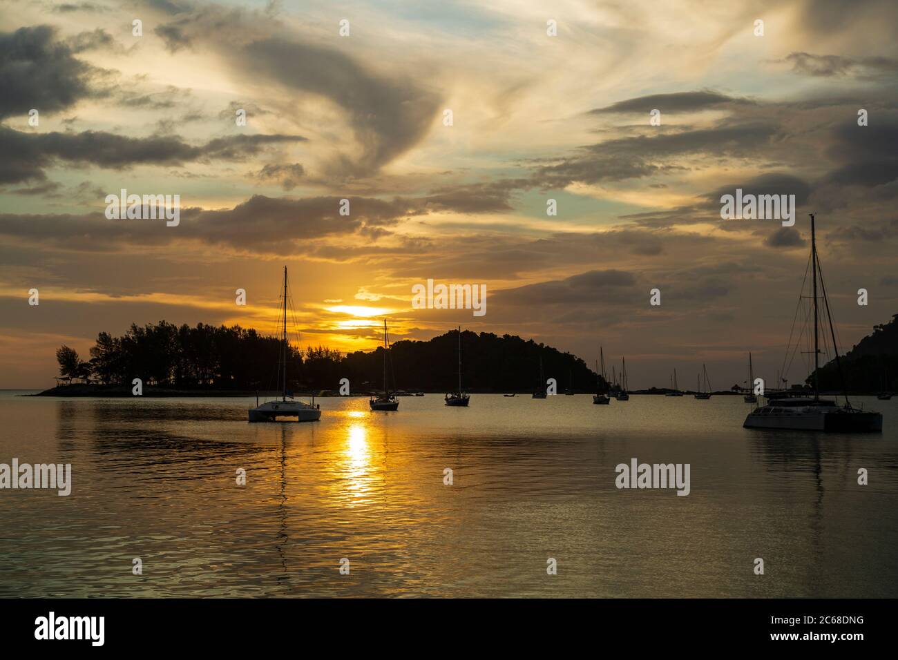 Langkawi, ufficialmente conosciuto come Langkawi, il gioiello di Kedah, è un distretto e un arcipelago di 99 isole nel Mare delle Andamane a circa 30 km dalla costa Foto Stock