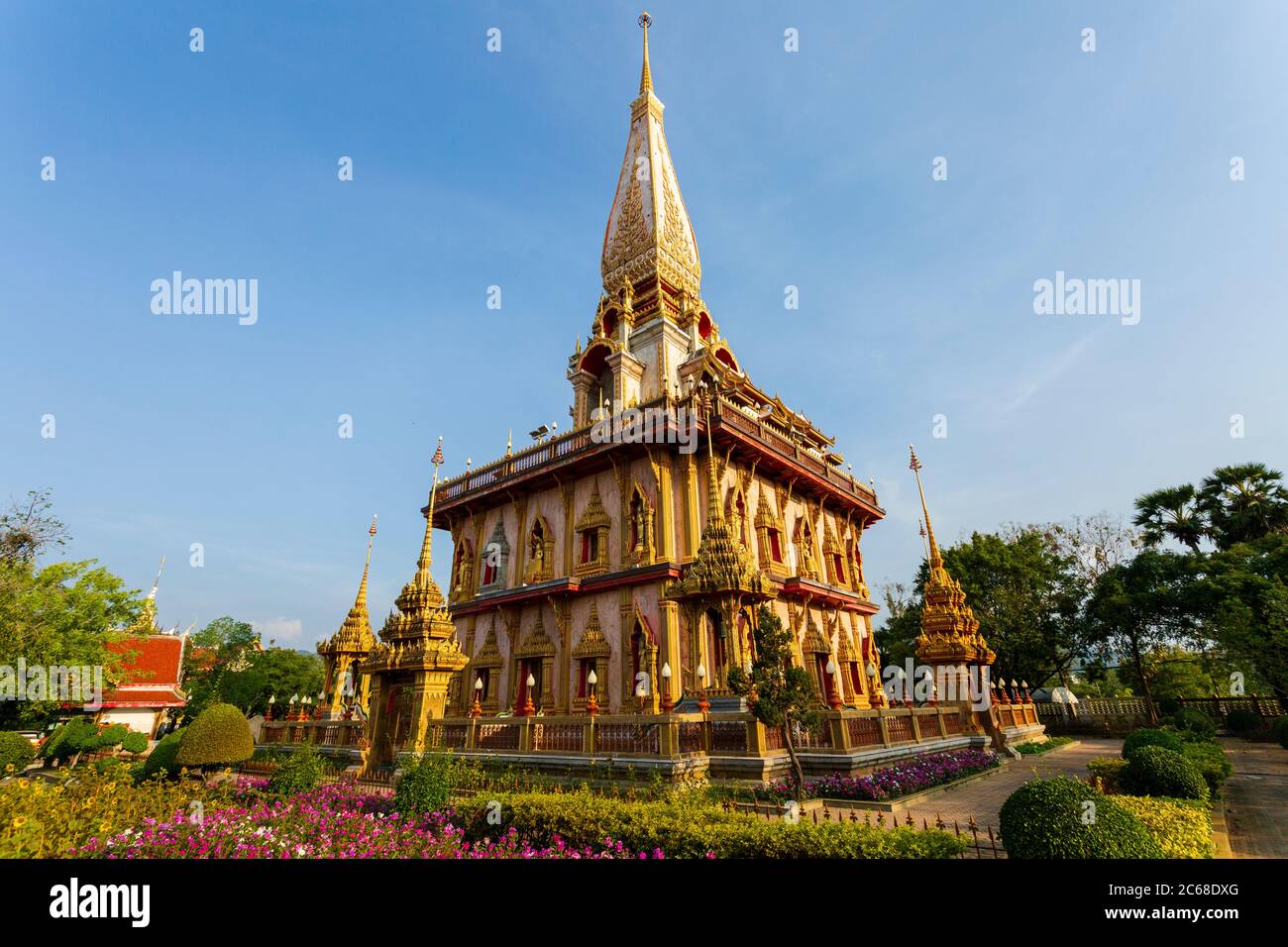 Il più importante dei 29 templi buddisti di Phuket è Wat Chalong o formalmente Wat Chaiyatharam, situato nel distretto di Chalong, Mueang Phuk Foto Stock