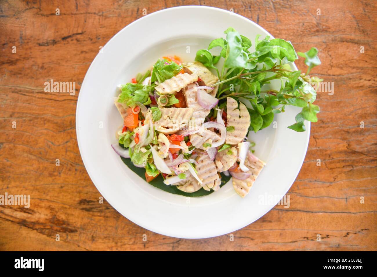 Salsiccia piccante vietnamita con uova salate con tuorlo d'uovo e verdure / insalata di salsiccia di maiale vietnamita su un piatto Foto Stock